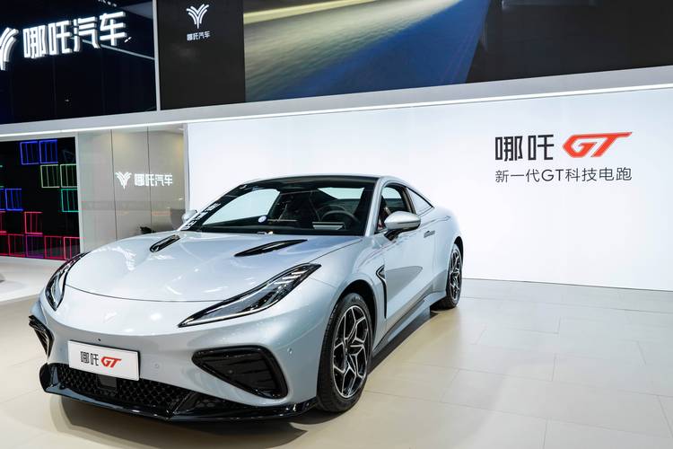 东莞36哪吒汽车在智能汽车领域的表现，领途汽车在新能源汽车市场中的影响力